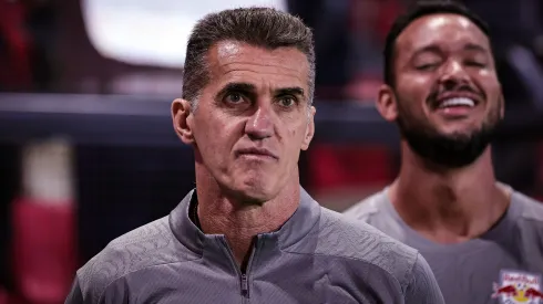 Vagner Mancini, entrenador del Bragantino, durante un partido contra el Atlético-MG en el estadio Cicero De Souza Marques por el campeonato brasileño A 2025. Foto: Fabio Giannelli/AGIF