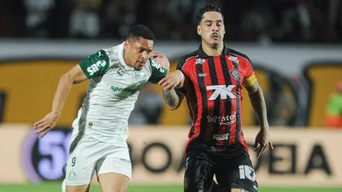 Lucas Halter jogador do Vitoria disputa lance com Vitor Roque jogador do Palmeiras durante partida no estadio Barradao pelo campeonato Brasileiro A 2025. Foto: Jhony Pinho/AGIF
