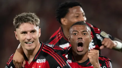 De La Cruz comemorando gol do Fla ao lado de Varela. – Foto: Jorge Rodrigues/AGIF