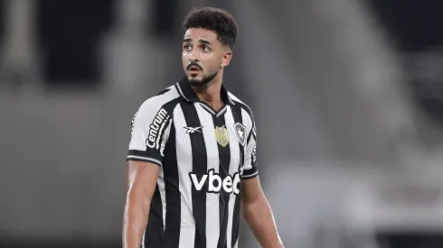 Chris Ramos jogador do Atletico-MG recebe cartao vermelho do arbitro durante partida contra o Botafogo no estadio Engenhao pelo campeonato Brasileiro A 2025. Foto: Thiago Ribeiro/AGIF