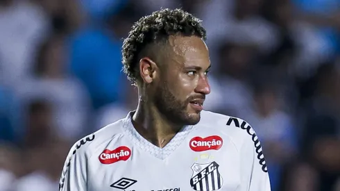 Neymar, meia-atacante do Santos em partida pelo campeonato brasileiro (Foto: Ricardo Moreira/Getty Images)