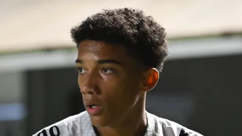 Robinho Jr. em ação durante jogo do Peixe na Vila Belmiro.