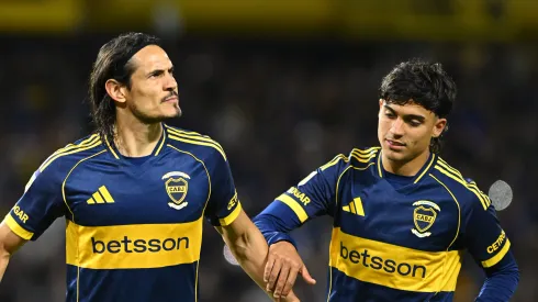 Exequiel Zeballos ao lado de Cavani