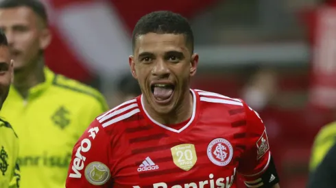 Taison, atuando como meia-atacante do Internacional pelo campeonato brasileiro (Foto: Silvio Avila/Getty Images)