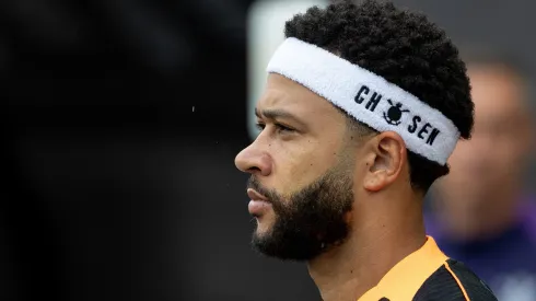 Memphis Depay, do Corinthians, durante entrada em campo para partida contra o Gremio no estadio Arena Corinthians pelo campeonato Brasileiro A 2025. Foto: Joisel Amaral/AGIF