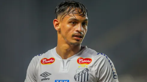 Weslley Patati, ex-jogador do Santos durante partida contra o Ponte Preta no estadio Vila Belmiro pelo campeonato Brasileiro B 2024. Foto: Reinaldo Campos/AGIF