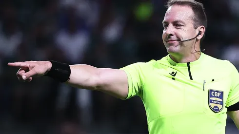 SP – SAO PAULO – 19/11/2025 – BRASILEIRO A 2025, PALMEIRAS X VITORIA – O arbitro Lucas Paulo Torezin durante partida entre Palmeiras e Vitoria no estadio Arena Allianz Parque pelo campeonato Brasileiro A 2025. Foto: Ettore Chiereguini/AGIF