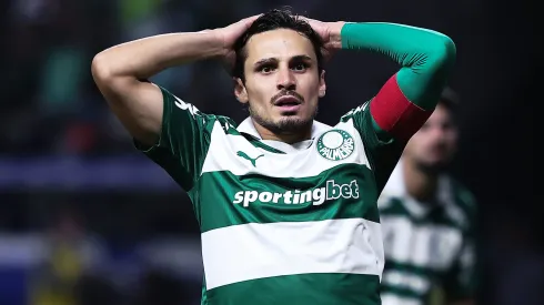 Raphael Veiga, jugador del Palmeiras, se lamenta durante un partido ante el Vitoria en el estadio Arena Allianz Parque por el campeonato Brasileño A 2025. Foto: Ettore Chiereguini/AGIF