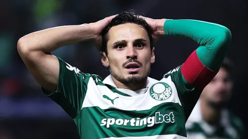 SP – SAO PAULO – 19/11/2025 – BRASILEIRO A 2025, PALMEIRAS X VITORIA – Raphael Veiga jogador do Palmeiras lamenta durante partida contra o Vitoria no estadio Arena Allianz Parque pelo campeonato Brasileiro A 2025. Foto: Ettore Chiereguini/AGIF