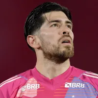 Rossi acaba de fazer grande defesa contra o Fluminense, e sai nos pés de Acosta dentro da área