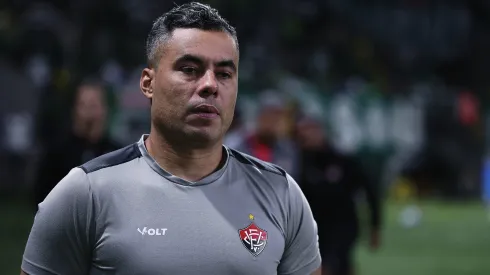 Jair Ventura, técnico do Vitoria, durante partida contra o Palmeiras no estadio Arena Allianz Parque pelo campeonato Brasileiro A 2025. Foto: Ettore Chiereguini/AGIF
