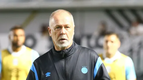 SP – SANTOS – 01/10/2025 – BRASILEIRO A 2025, SANTOS X GREMIO – Mano Menezes tecnico do Gremio durante partida contra o Santos no estadio Vila Belmiro pelo campeonato Brasileiro A 2025.