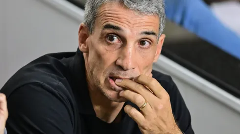 Vojvoda não esconde incômodo após tropeço do Santos no Brasileiro – Foto: Jota Erre/AGIF