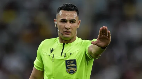 Matheus Delgado Candançan fue quien arbitró el Santos x Mirassol.