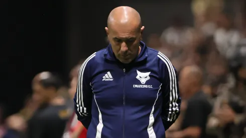 Leonardo Jardim é informado sobre baixa importante no elenco – Foto: Gilson Lobo/AGIF