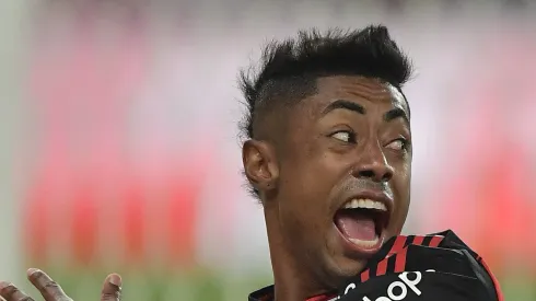 Bruno Henrique reclama de pênalti. Foto: Thiago Ribeiro/AGIF