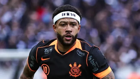 Depay en acción durante un partido en Neo Química Arena.