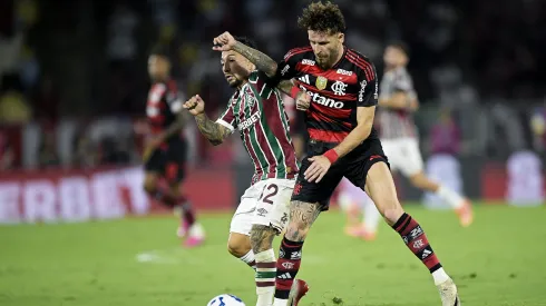 RJ – RIO DE JANEIRO – 19/11/2025 – BRASILEIRO A 2025, FLUMINENSE X FLAMENGO – Lucho Acosta jogador do Fluminense disputa lance com Leo Pereira jogador do Flamengo durante partida no estadio Maracana pelo campeonato Brasileiro A 2025. Foto: Alexandre Loureiro/AGIF