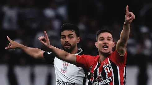 Bidu e Cedric durante Corinthians x São Paulo