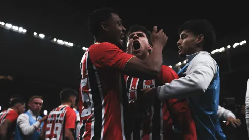 SP – SAO PAULO – 20/11/2025 – BRASILEIRO A 2025, CORINTHIANS X SAO PAULO – Tapia jogador do Corinthians comemora seu gol com jogadores do seu time durante partida contra o Sao Paulo no estadio Arena Corinthians pelo campeonato Brasileiro A 2025. Foto: Ettore Chiereguini/AGIF