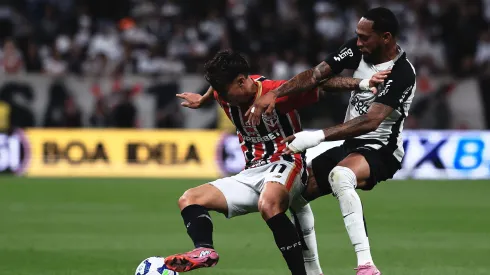 SP – SAO PAULO – 20/11/2025 – BRASILEIRO A 2025, CORINTHIANS X SAO PAULO – Jose Martinez jogador do Corinthians disputa lance com Ferreira jogador do Sao Paulo durante partida no estadio Arena Corinthians pelo campeonato Brasileiro A 2025. Foto: Ettore Chiereguini/AGIF