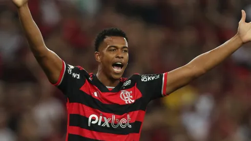 Carlinhos pertence ao Flamengo e está emprestado ao Vitória até o fim do Brasileirão