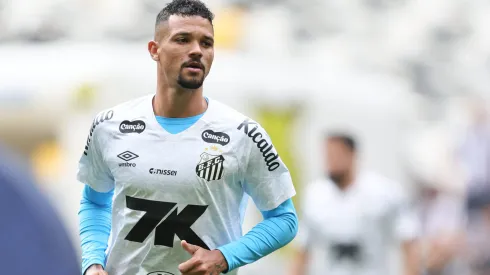 MG – BELO HORIZONTE – 14/09/2025 – BRASILEIRO A 2025, ATLETICO-MG X SANTOS – Ze Ivaldo jogador do Santos durante aquecimento antes da partida contra o Atletico-MG no estadio Arena MRV pelo campeonato Brasileiro A 2025. Foto: Gilson Lobo/AGIF
