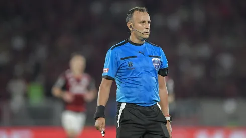 RJ – RIO DE JANEIRO – 13/08/2025 – COPA LIBERTADORES 2025, FLAMENGO X INTERNACIONAL – O arbitro Dario Herrera durante partida entre Flamengo e Internacional no estadio Maracana pelo campeonato Copa Libertadores 2025. Foto: Thiago Ribeiro/AGIF