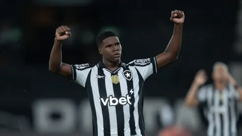 Kadir jogador do Botafogo comemora vitoria apos partida contra o Sport no estadio Engenhao pelo campeonato Brasileiro A 2025. Foto: Jorge Rodrigues/AGIF