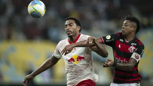 Bruno Henrique, jogador do Flamengo, disputa lance com Eduardo Santos jogador do Bragantino durante partida no estadio Maracana pelo campeonato Brasileiro A 2024. Foto: Jorge Rodrigues/AGIF