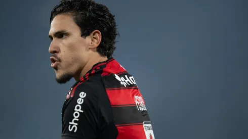 Pedro, jogador do Flamengo, comemora seu gol durante partida contra o Vitoria no estadio Maracana pelo campeonato Brasileiro A 2025. Foto: Jorge Rodrigues/AGIF