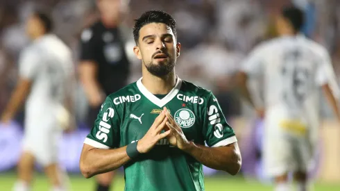 Flaco durante partida do Verdão na Vila Belmiro