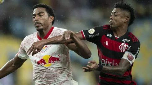 Bruno Henrique jogador do Flamengo disputa lance com Eduardo Santos jogador do Bragantino durante partida no estadio Maracana pelo campeonato Brasileiro A 2024. Foto: Jorge Rodrigues/AGIF