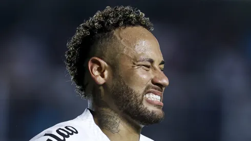 Neymar, atacante do Santos em partida pelo campeonato brasileiro (Foto: Ricardo Moreira/Getty Images)