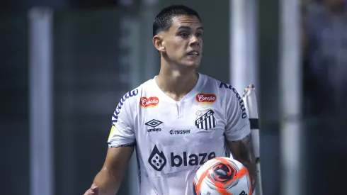 JP Chermont mira espaço no time principal do Santos. Foto: Reinaldo Campos/AGIF