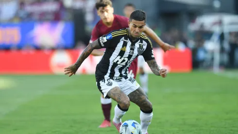 ASUNCION, PARAGUAY – NOVEMBER 22: Dudu of Atletico Mineiro controls the ball during the 2025 Copa CONMEBOL Sudamericana final between Lanus and Atletico Mineiro at Estadio Defensores del Chaco on November 22, 2025 in Asuncion, Paraguay. (Photo by Christian Alvarenga/Getty Images)