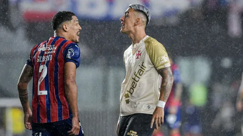 El jugador del Vasco Puma Rodríguez disputa una candidatura con el jugador del Bahía Gilberto durante un partido en el estadio Sao Januário por el campeonato Brasileño A 2025. Foto: Thiago Ribeiro/AGIF