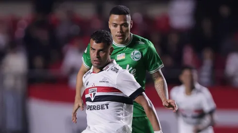 Alisson jogador do Sao Paulo disputa lance com jogador do Juventude durante partida no estadio Morumbi pelo campeonato Brasileiro A 2024. Foto: Ettore Chiereguini/AGIF