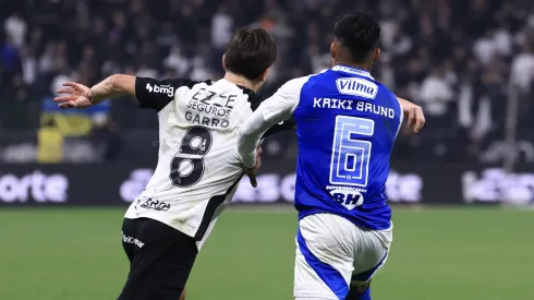 El jugador del Corinthians Rodrigo Garro disputa una oferta con el jugador del Cruzeiro Kaiki Bruno – Foto: Marcello Zambrana/AGIF