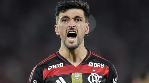 Arrascaeta, jogador do Flamengo, comemora seu gol durante partida contra o Bragantino no estadio Maracana pelo campeonato Brasileiro A 2025. Foto: Alexandre Loureiro/AGIF