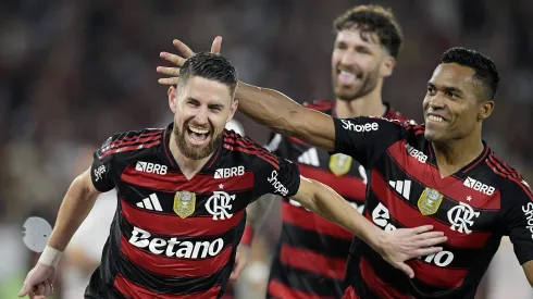 Jorginho celebra el gol con Alex Sandro y Léo Pereira