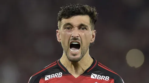 De Arrascaeta, mediocampista ofensivo del Flamengo en un partido del campeonato brasileño (Foto: Dhavid Normando/Getty Images)