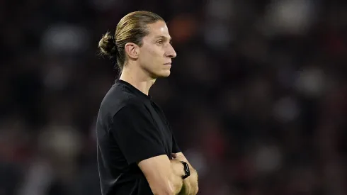 RJ – RIO DE JANEIRO – 22/11/2025 – BRASILEIRO A 2025, FLAMENGO X BRAGANTINO – Filipe Luis tecnico do Flamengo durante partida contra o Bragantino no estadio Maracana pelo campeonato Brasileiro A 2025. Foto: Alexandre Loureiro/AGIF