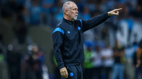 Mano Menezes surpreendeu na escalação gremista