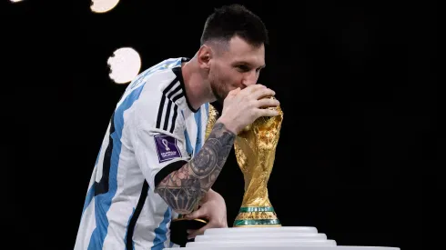 Messi, pela Seleção Argentina com a taça da última Copa do Mundo