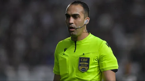 Davi de Oliveira Lacerda vai ser o árbitro da partida contra o Internacional – Foto: Thiago Ribeiro/AGIF