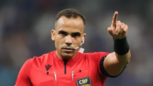 MG – BELO HORIZONTE – 23/11/2025 – BRASILEIRO A 2025, CRUZEIRO X CORINTHIANS – O arbitro Alex Gomes Stefano durante partida entre Cruzeiro e Corinthians no estadio Mineirao pelo campeonato Brasileiro A 2025.