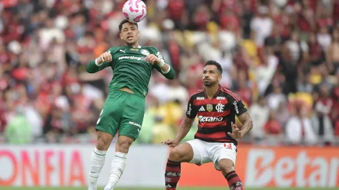 Vitor Roque e Danilo disputam bola no último encontro, que terminou com vitória do Flamengo