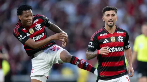 Arrascaeta jogador do Flamengo comemora seu gol com Plata jogador da sua equipe durante partida contra o Gremio no estadio Maracana pelo campeonato Brasileiro A 2025.