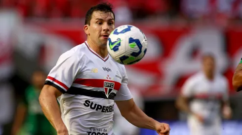 SP – SANTOS – 23/11/2025 – BRASILEIRO A 2025, SAO PAULO X JUVENTUDE – TAPIA jogador do Sao Paulo durante partida contra o Juventude no estadio Vila Belmiro pelo campeonato Brasileiro A 2025. Foto: Mauricio De Souza/AGIF